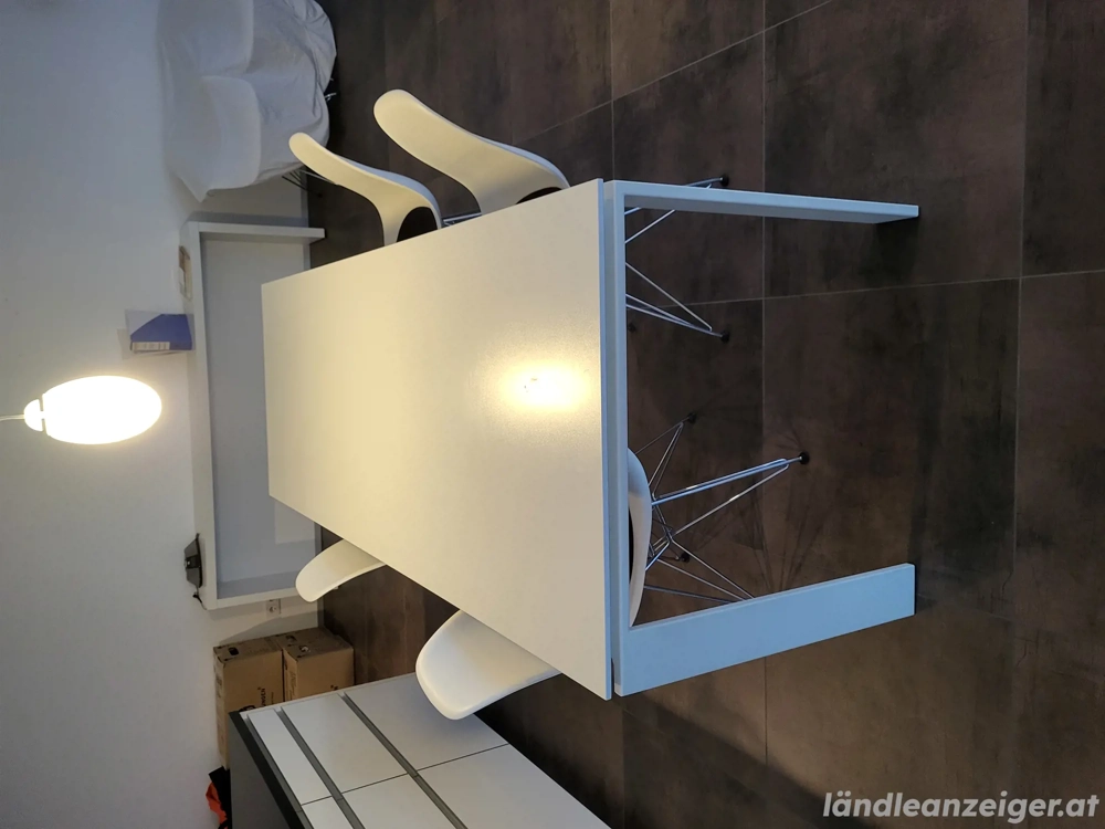 Designertisch von Kartell mit 4 Vitra Stühlen