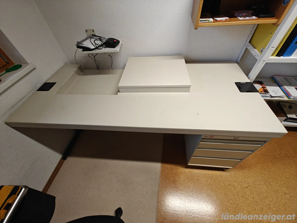 Massiver Schreibtisch BIGLA 