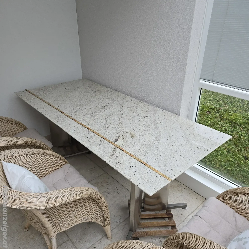 Granittisch mit 6 Korbstühlen