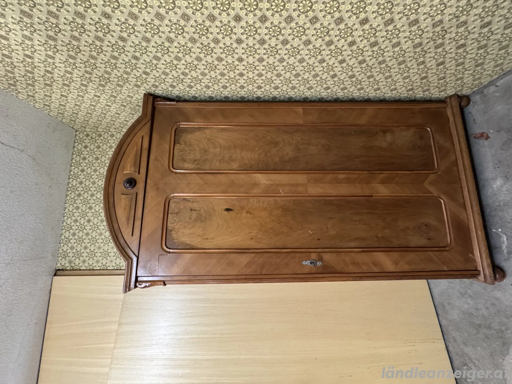 eintüriger Schrank aus Holz