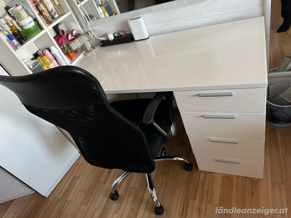 Schreibtisch mit Stuhl 