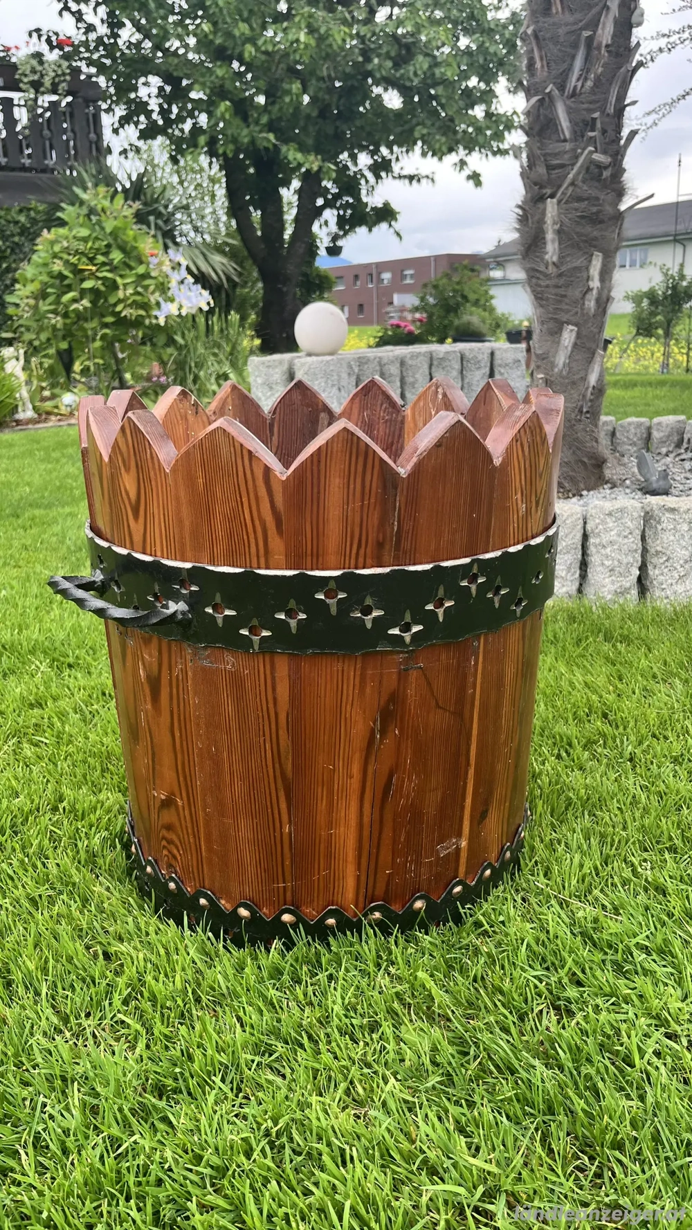 Blumenkübel aus massivem Holz, mit Eisenringen