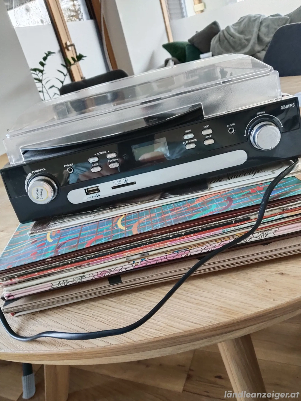 Plattenspieler mit ein paar Schallplatten 