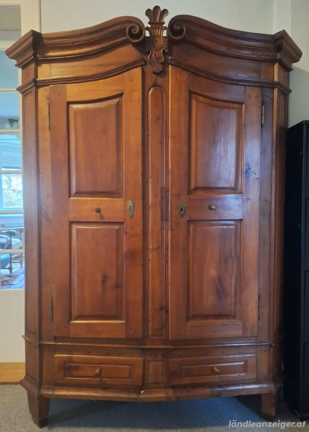 Schrank (Holzschrank) 