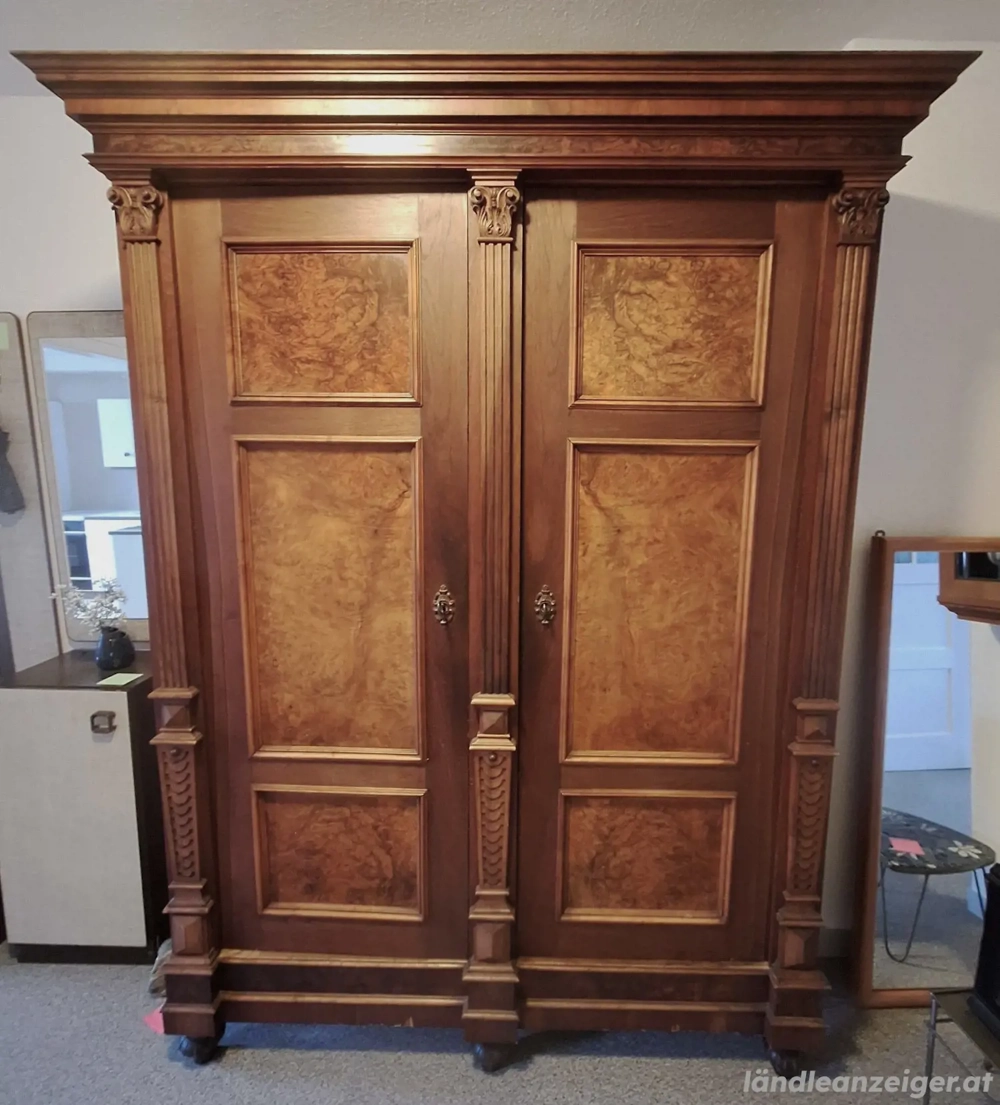 Schrank mit Schnitzereien