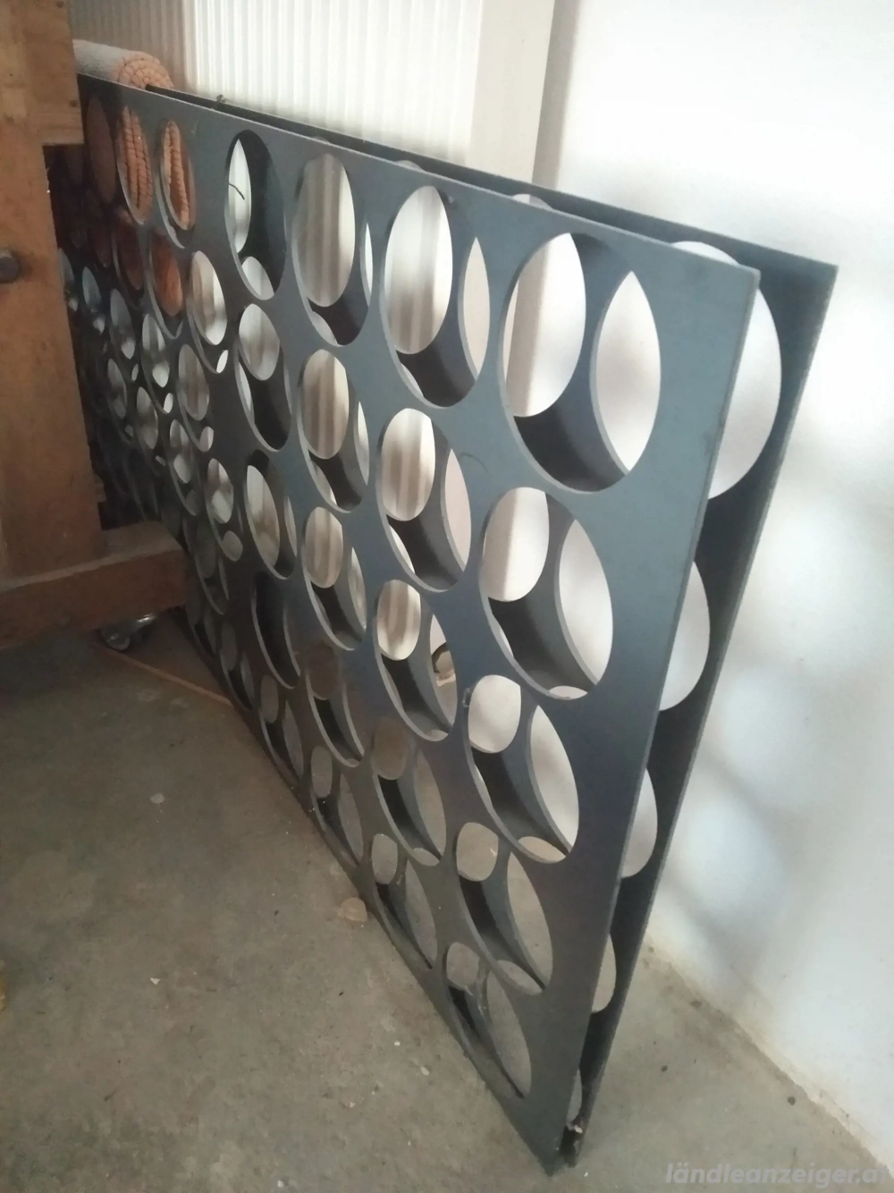 Modernes Weinregal zu verkaufen