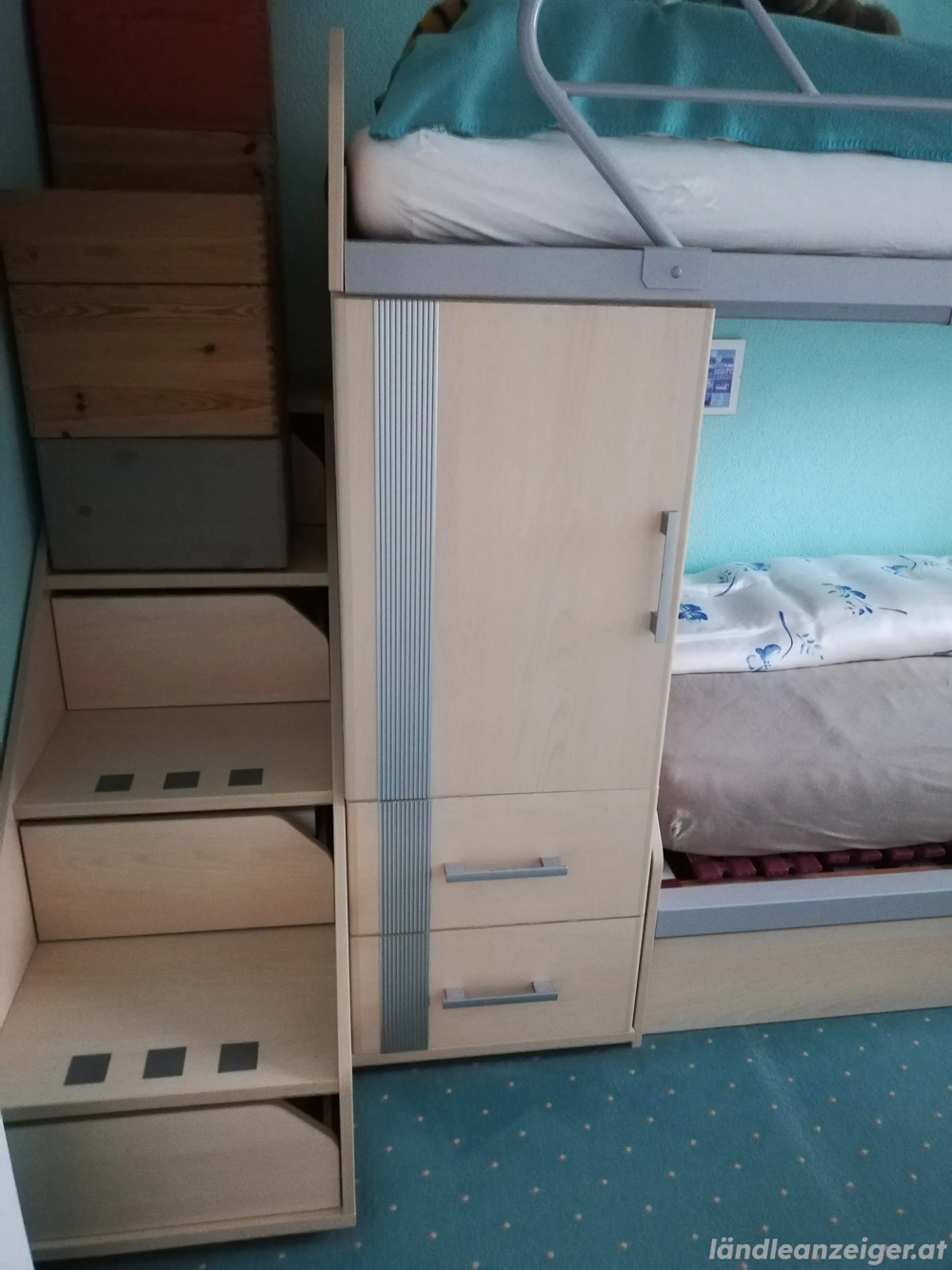 Etagenbett mit viel Stauraum 
