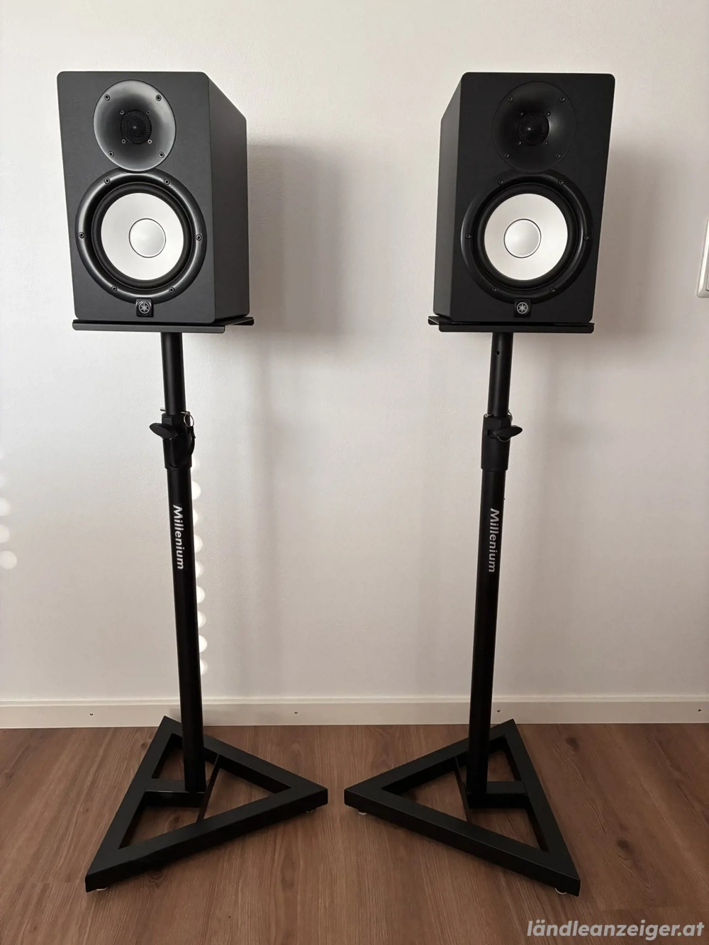 Yamaha HS7 mit Stativen