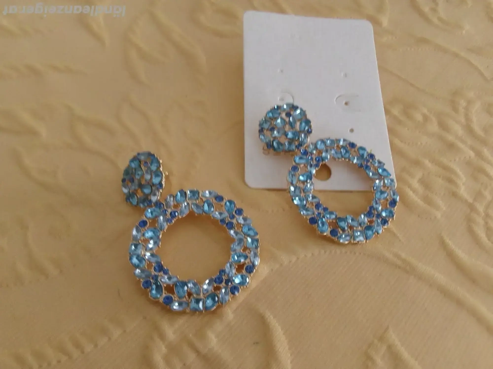 Ohrringe mit vielen blauen Steine