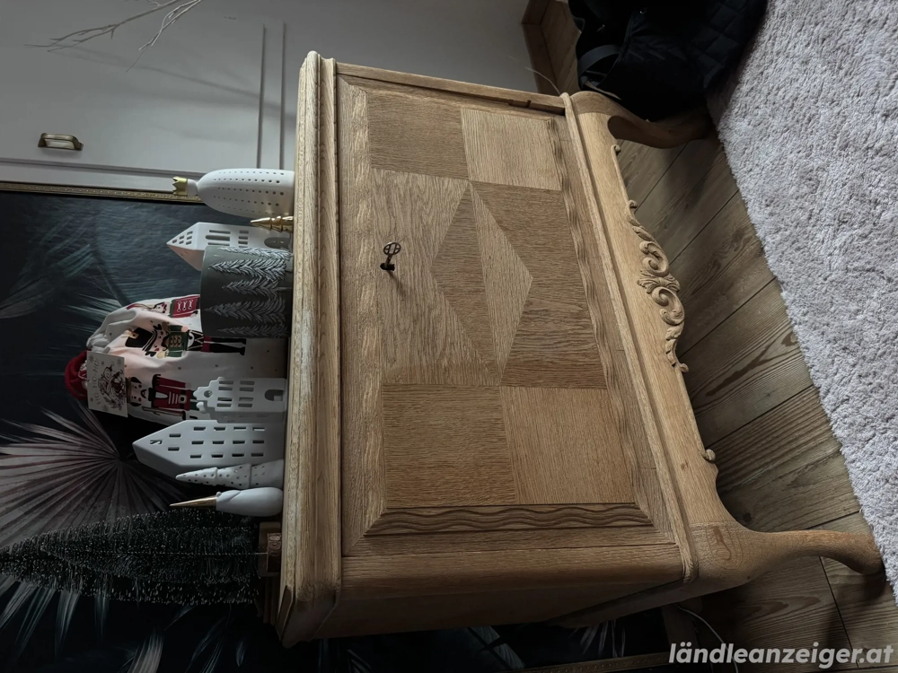 Alte Kommode aus Holz