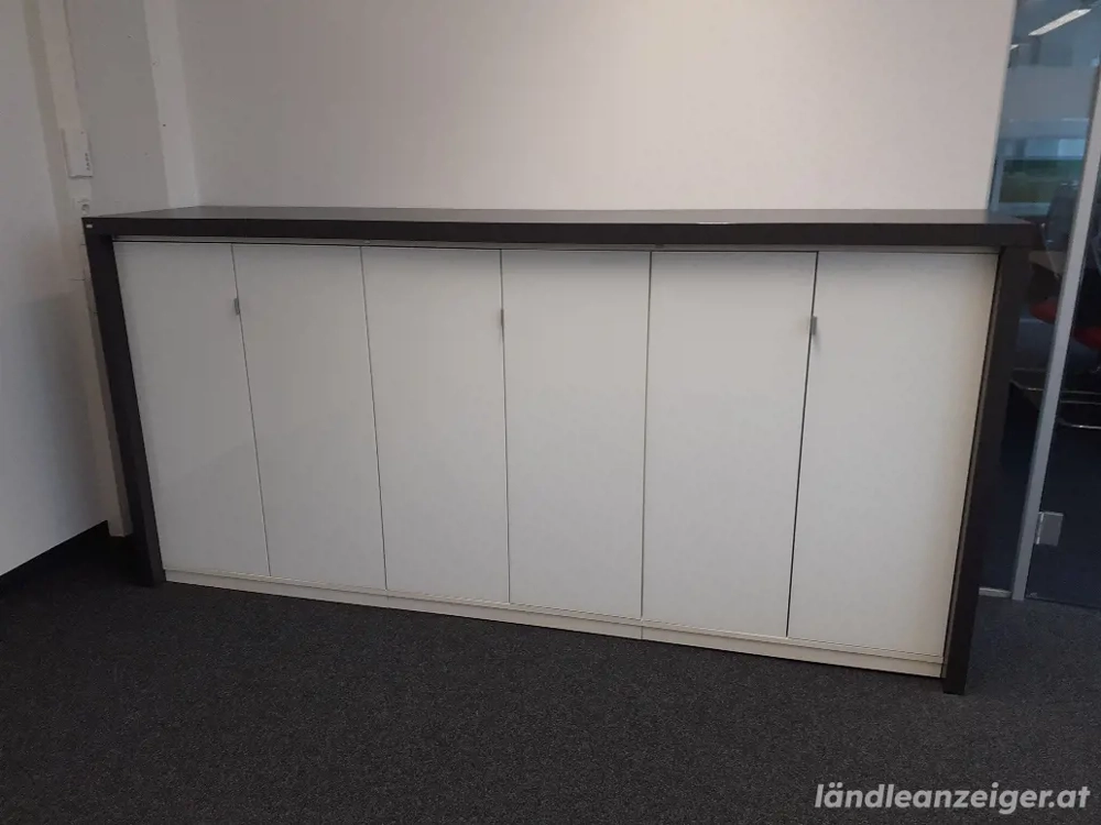 Schrank mit 6 Flügeltüren 3 Fächer