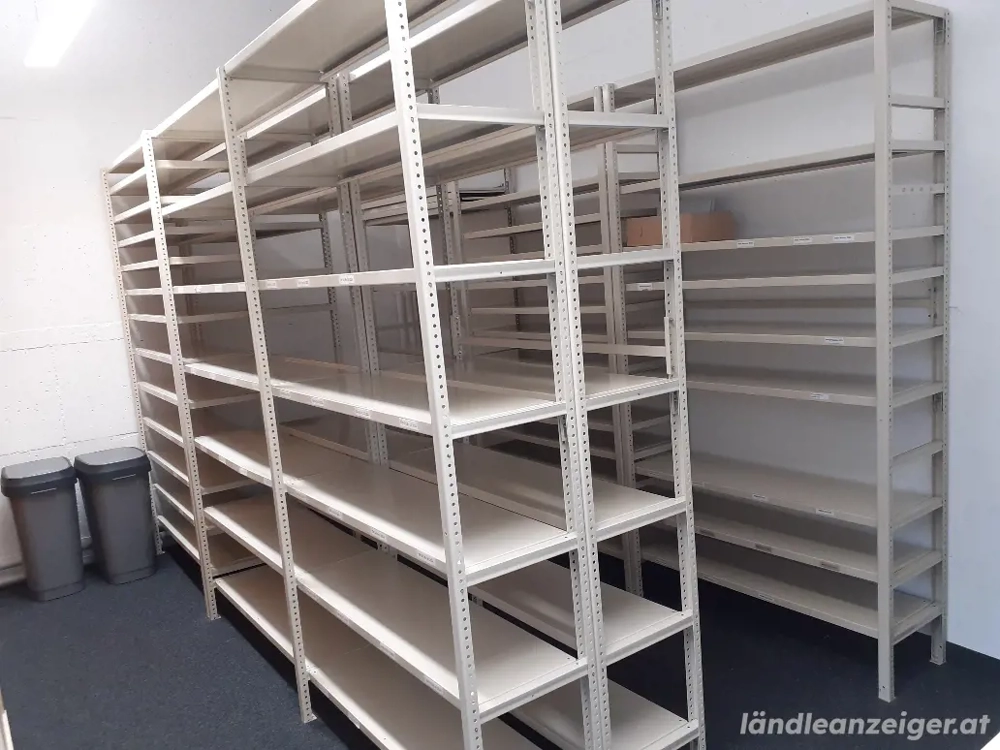 Lagerregale Metall mit vielen Fächern
