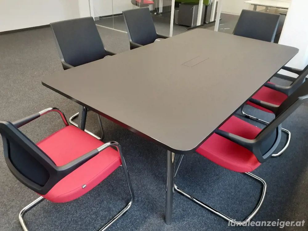 Tisch mit 6 Stühlen