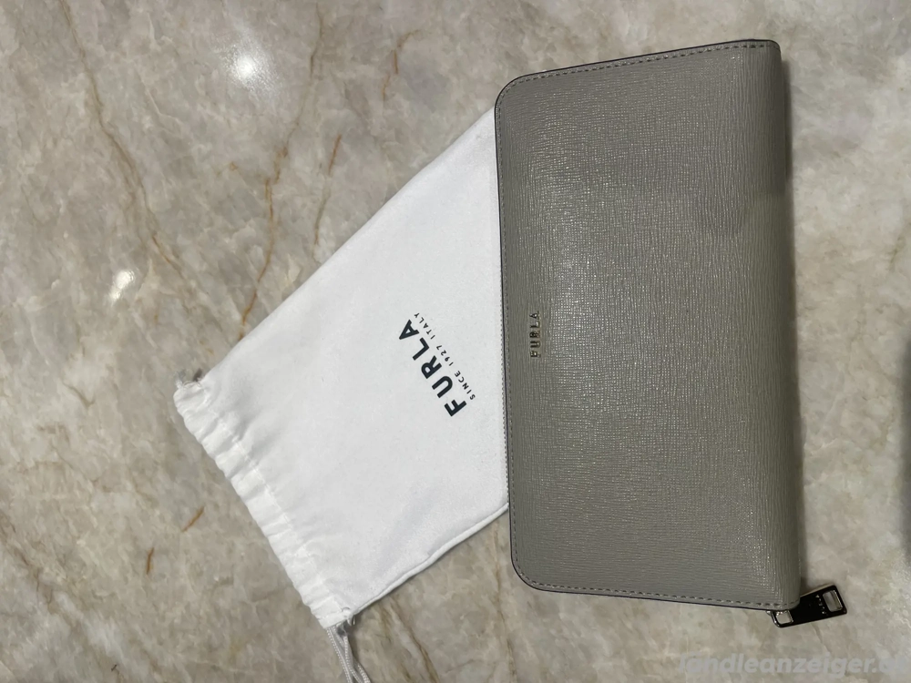 Furla Geldtasche grau glänzend