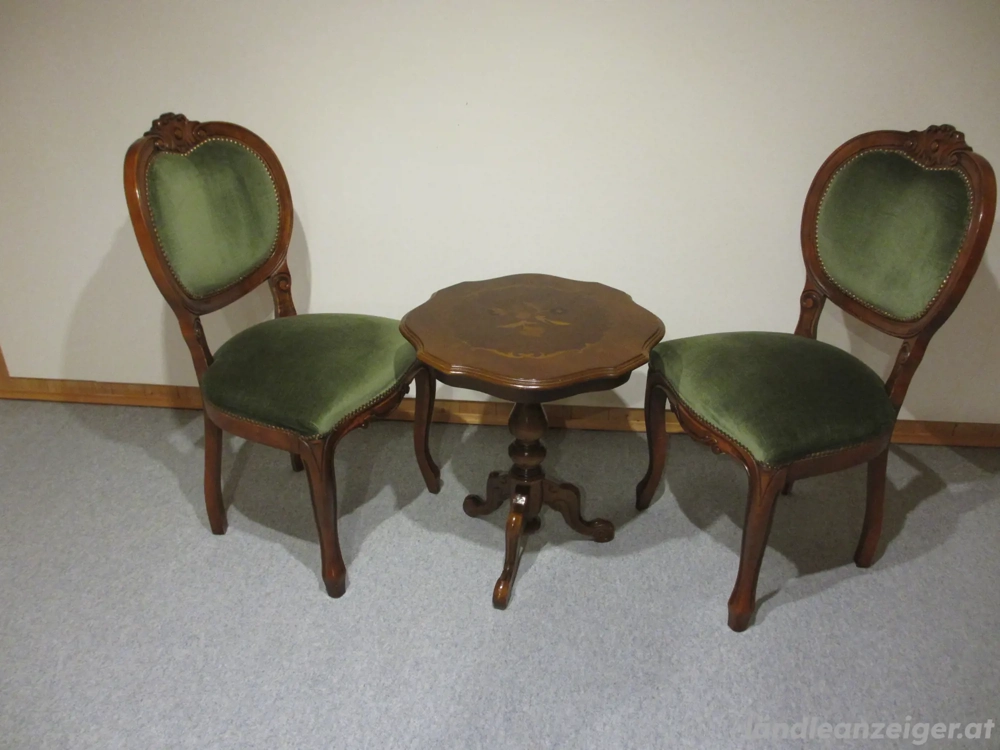 Tisch mit zwei Stühlen im Biedermeierstil