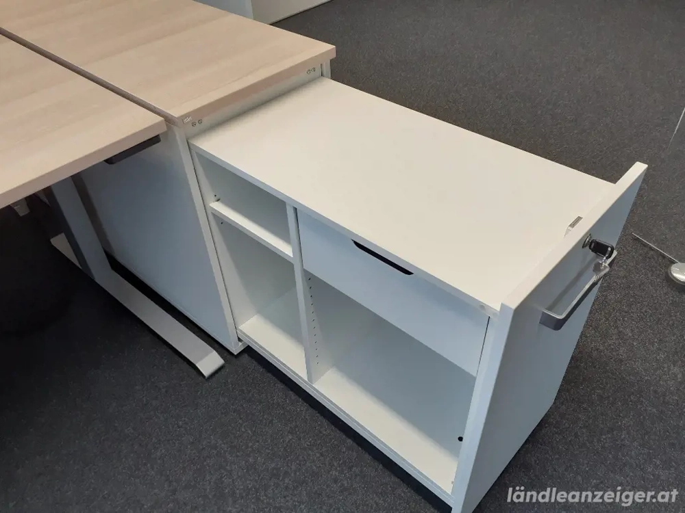 2 Container mit großem Auszug