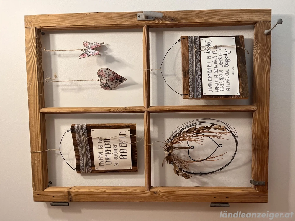 Dekoratives Holzfenster mit liebevoller Deko   Unikat