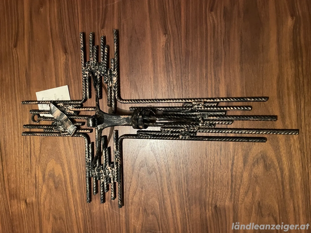 Kreuz aus Metall mit Herkunftszertifikat