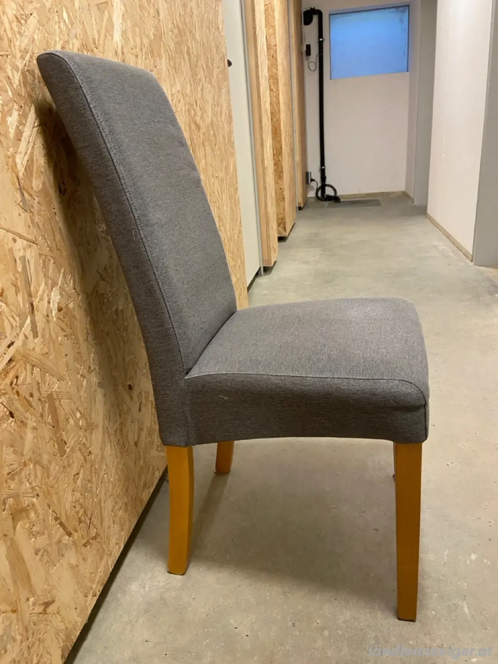 Stuhl grau gepolstert