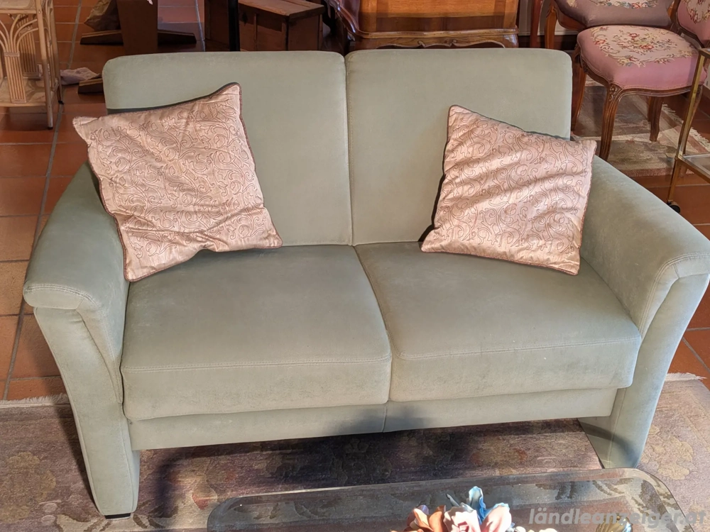 Mintgrüne 2er und 3er Couch