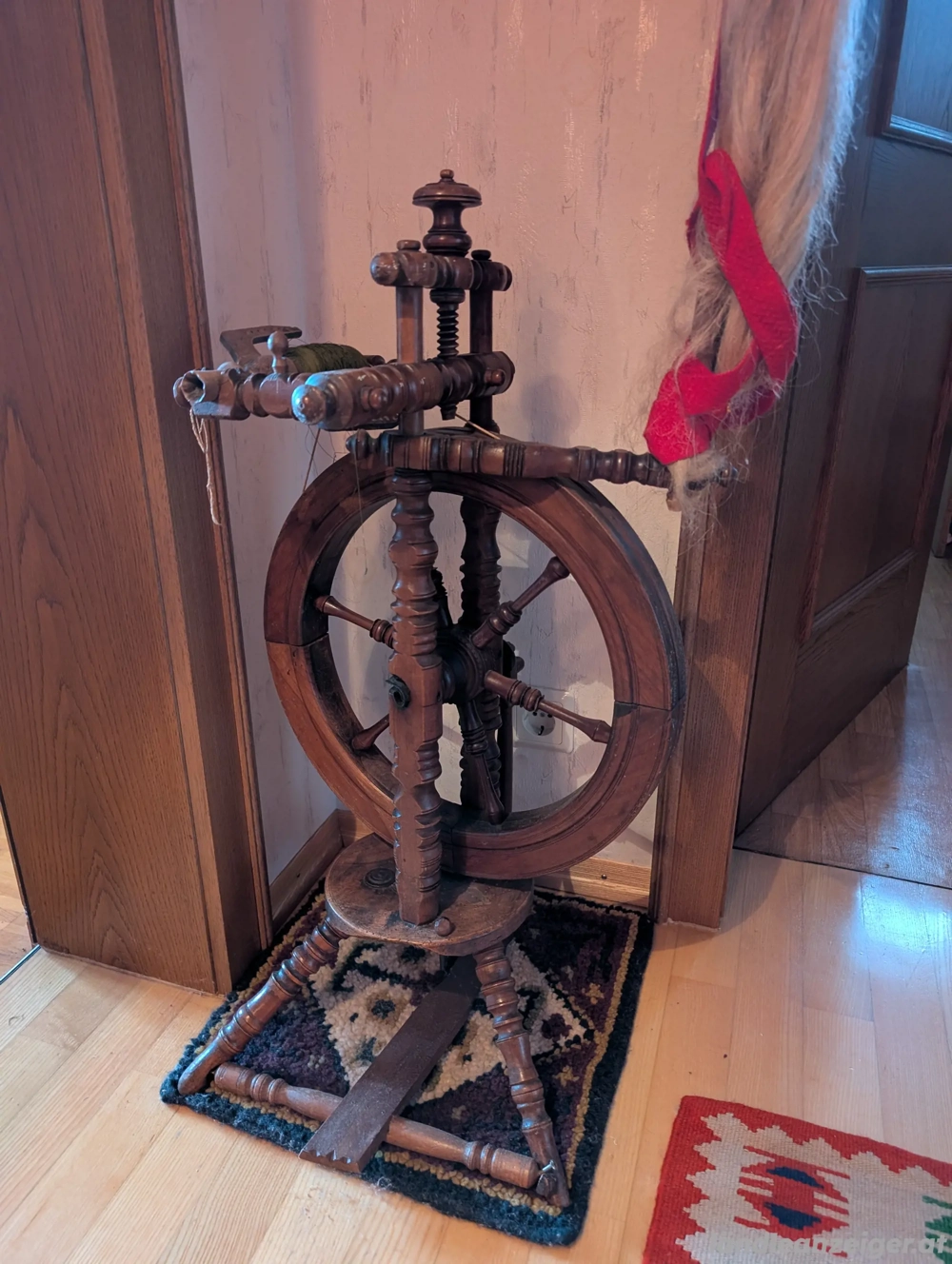 Diverse Antiquitäten & Raritäten; Handgeschnitztes Jesus-Kruzifix, dekoratives altes Spindelrad