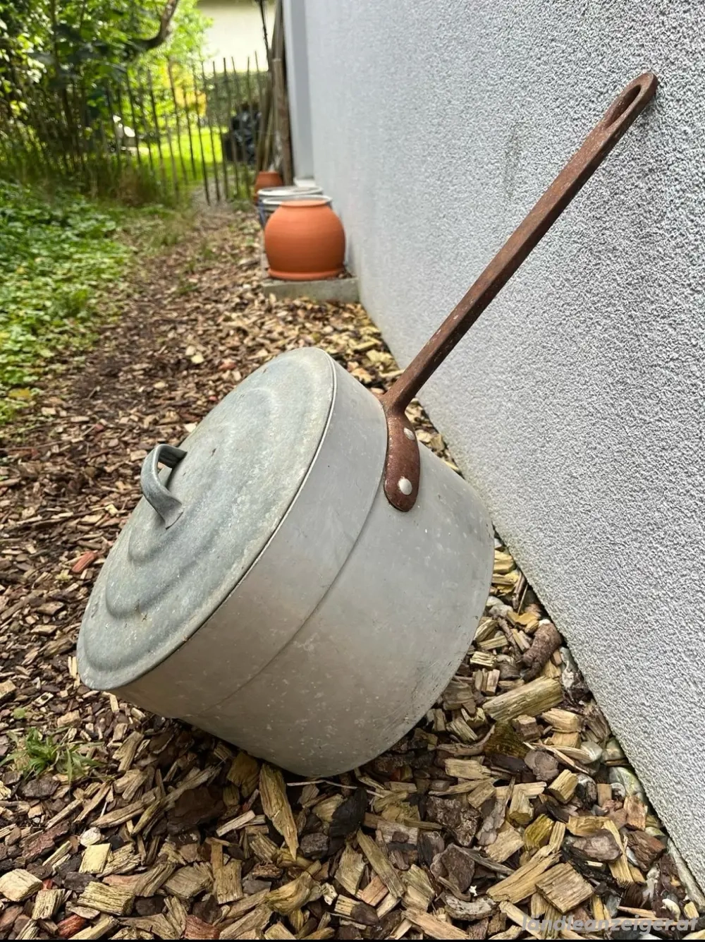 antiker Zinkkessel mit Eisengriff