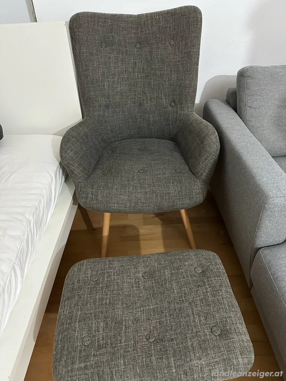 Sessel mit Hocker