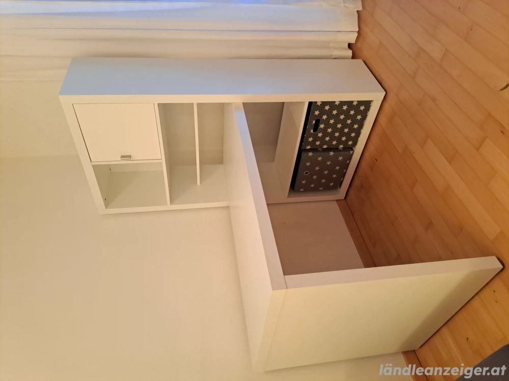 Schreibtisch mit Regal