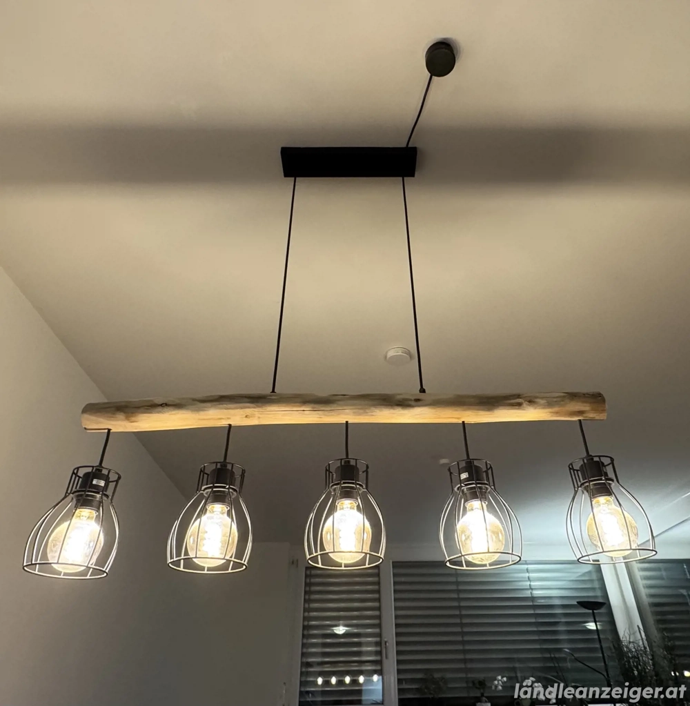 Lampe aus Holz mit schwarz