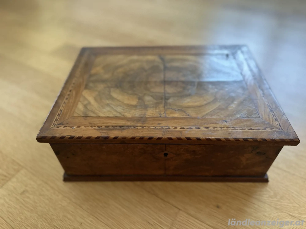 Holzschatulle mit Einlegearbeiten