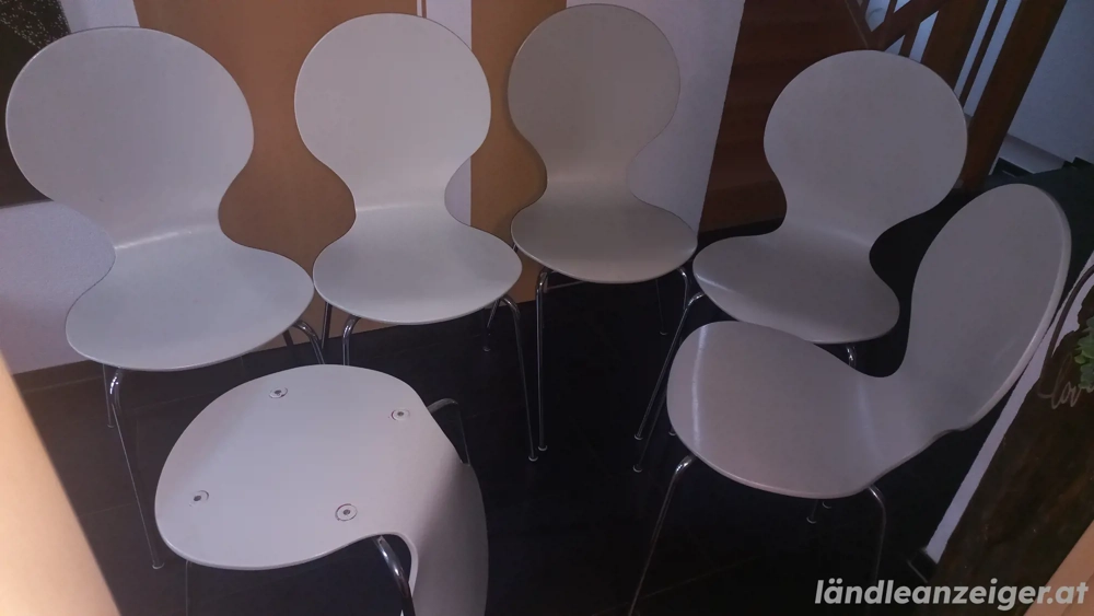Stühle in weiss und hellgrau