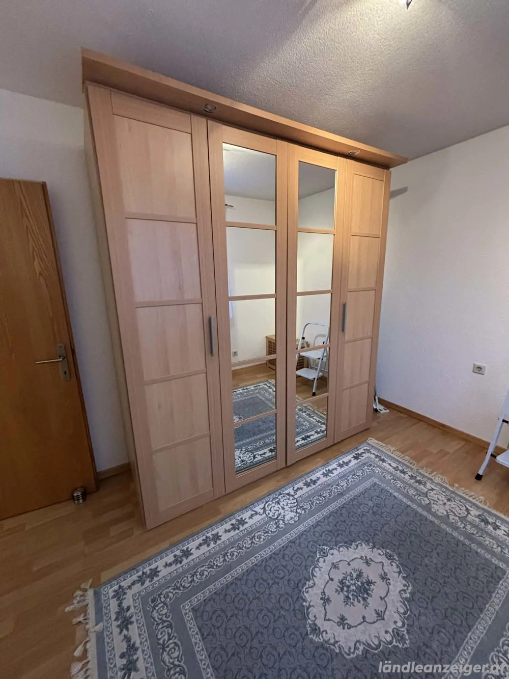 sehr geräumiger Schrank 