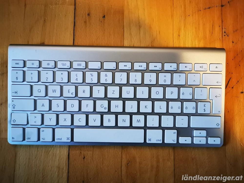 Apple Bluetooth Keyboard CH mit Hinweis 