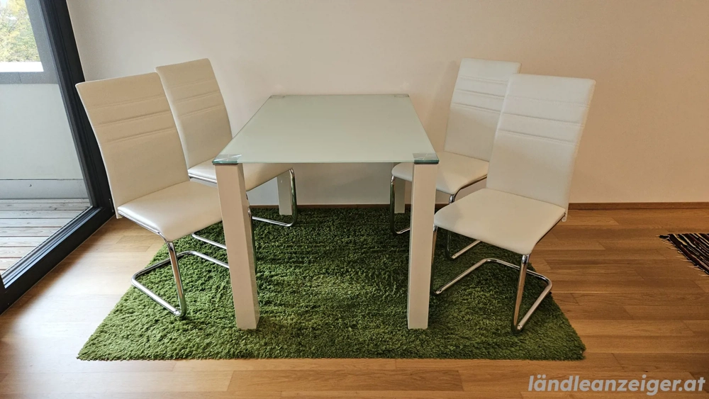 Glastisch mit 4 Stühlen aus Kunstleder