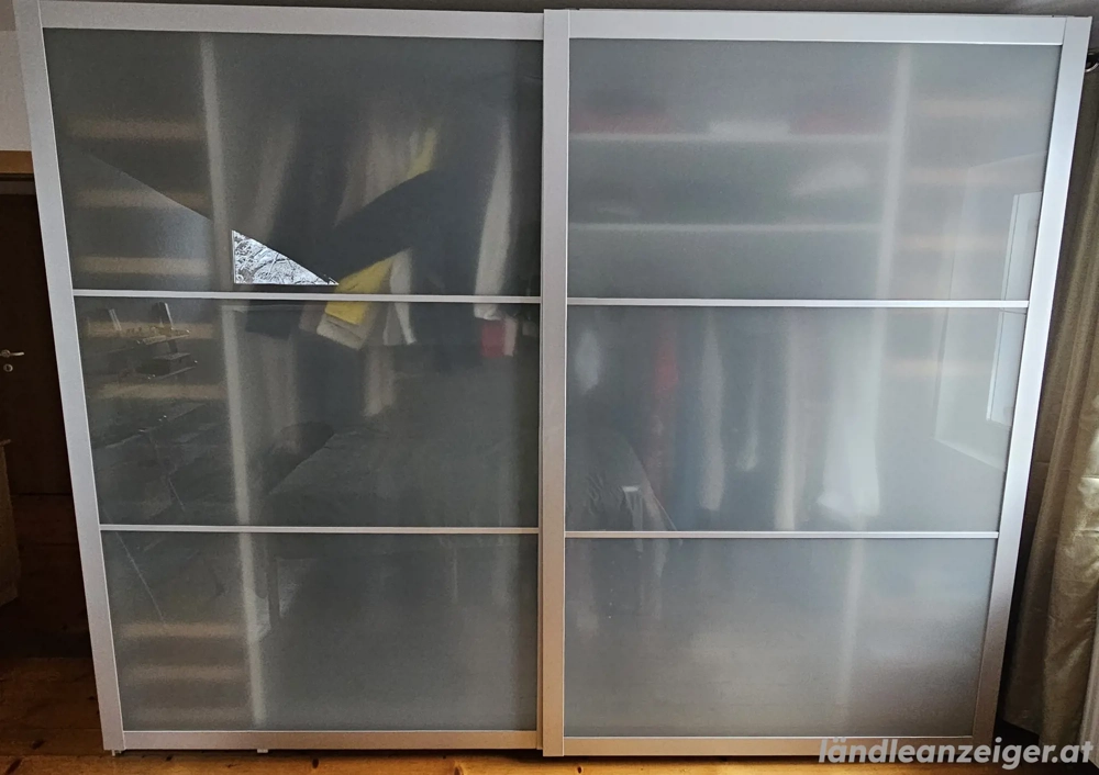 Kleiderschrank mit Schiebetüre