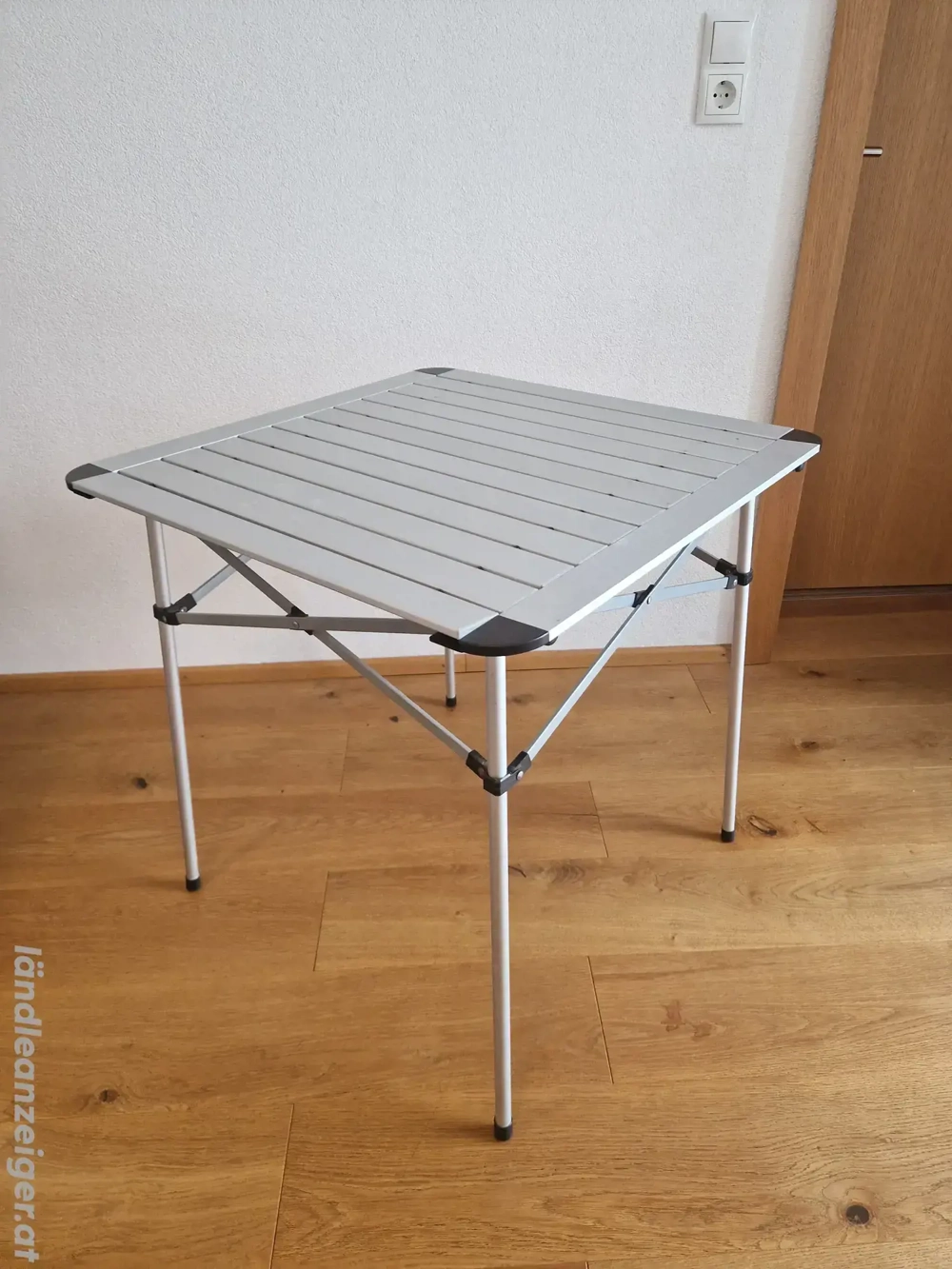Kompakter Campingtisch aus Aluminium