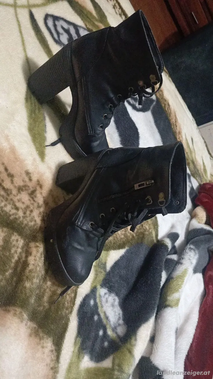 neue schwarze Stiefel 