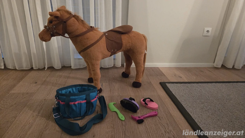 Plüschpferd Jako-o inkl. Putzzeug mit Tasche