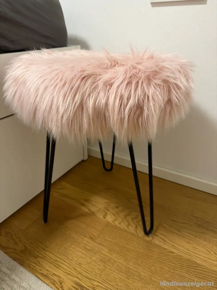 Hocker mit Kunstfell