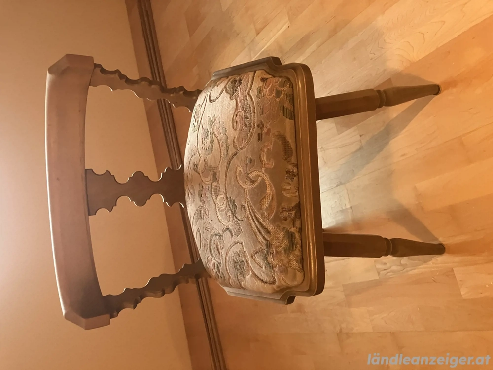 Stühle, stabile Ausführung aus Vollholz