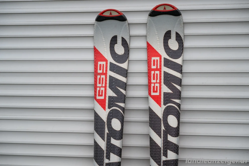 Atomic-Schi (180 cm) und Atomic-Schistöcke (130 cm)