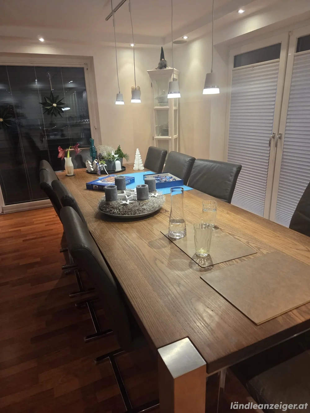 Grosser Esstisch aus Vollholz mit Ledersesseln