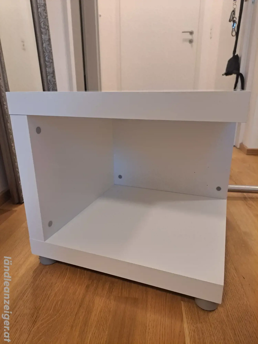 Weisser Nachttisch Würfel