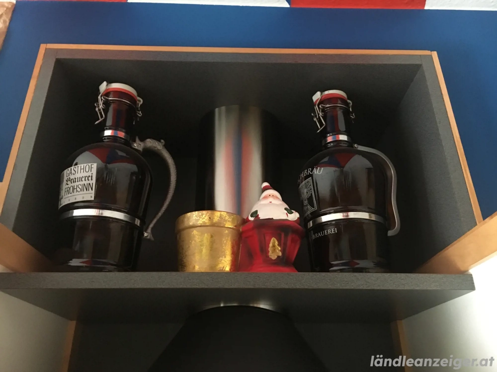 Zwei Karaffen Gläser Bierkaraffen