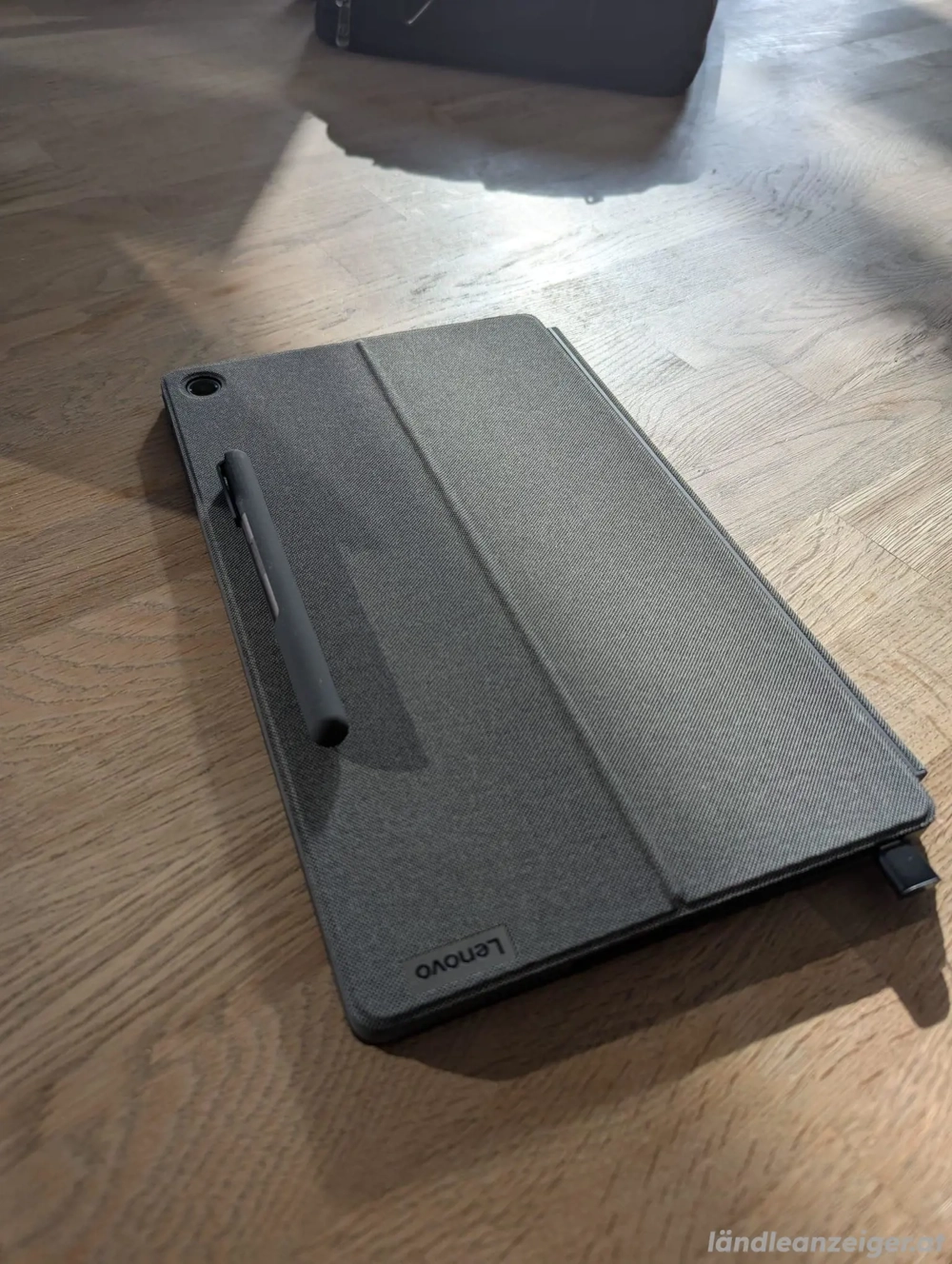 Lenovo 2 in 1 Tablet   Laptop