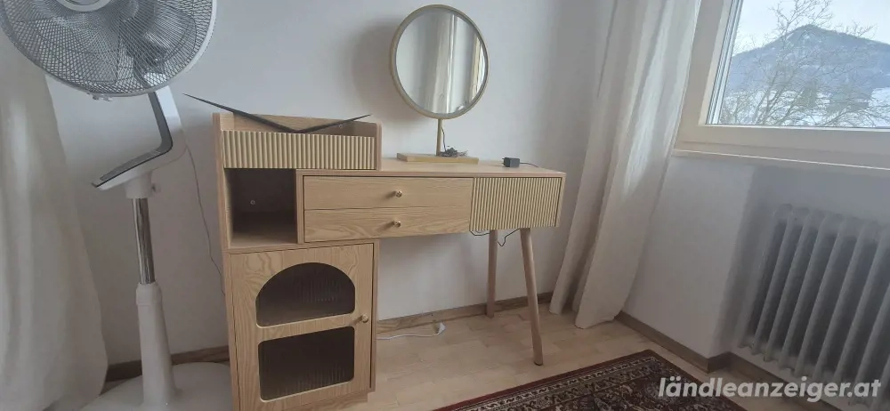 Schminktisch mit Spiegel