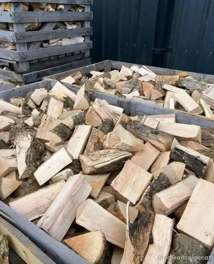 Sehr trockenes Brennholz.