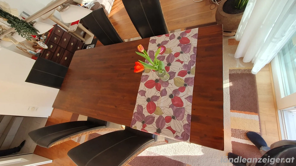 Tisch inkl. 5 Stühle