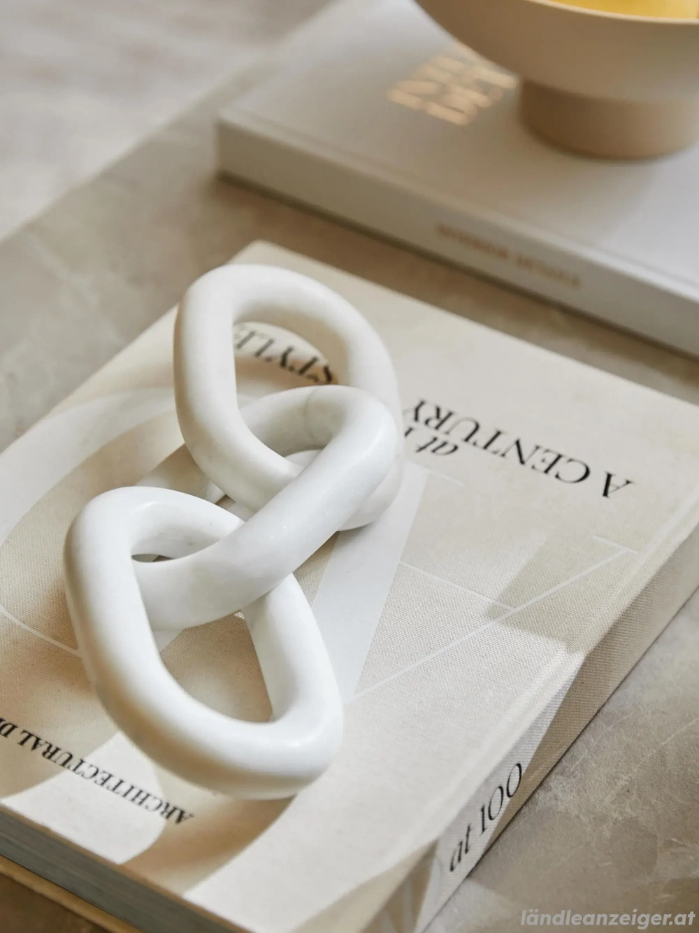 Westwing-Set Deko-Tablett und Deko-Kette aus Marmor