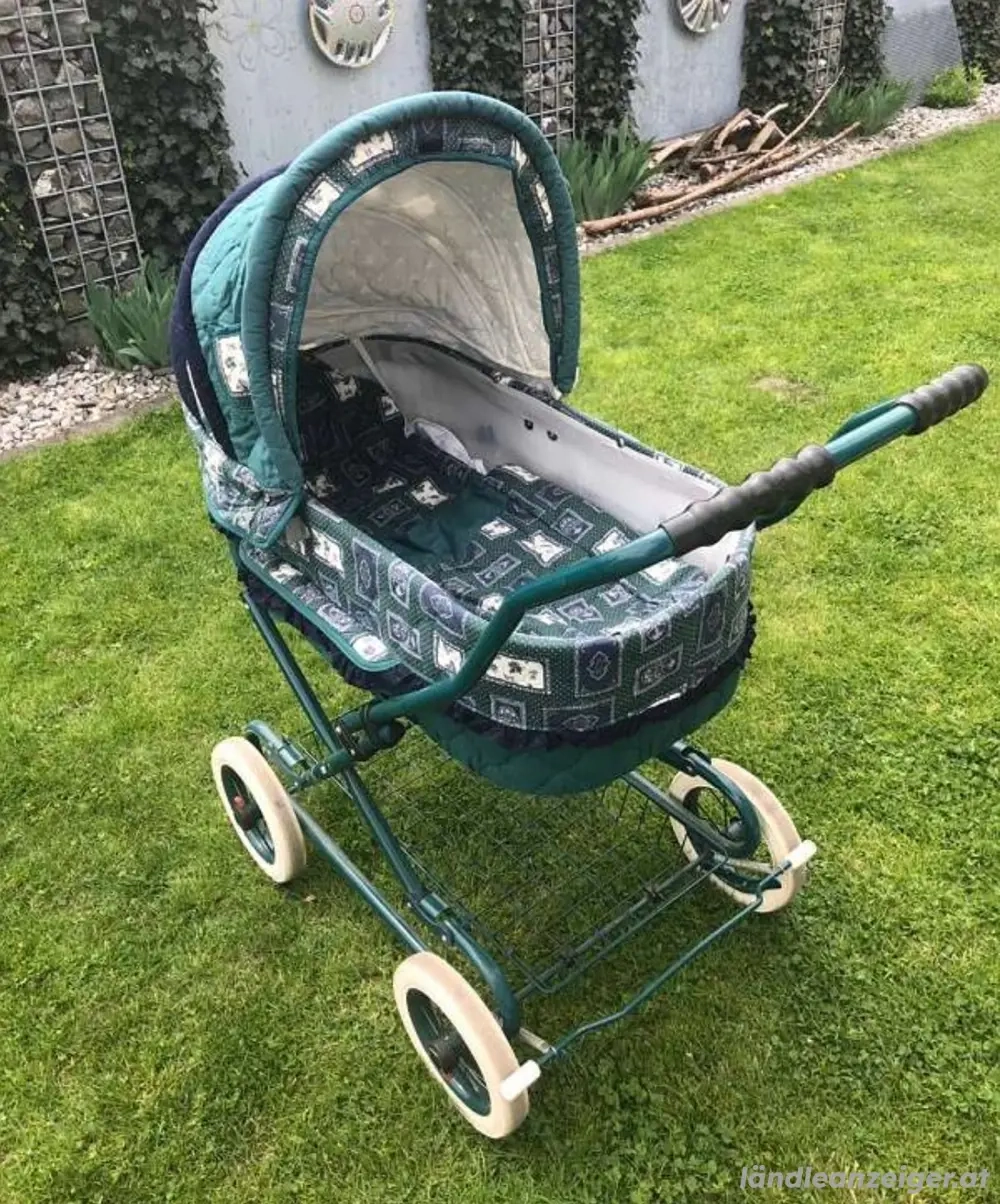 Retro Kinderwagen mit Schirmchen und 2 Aufsätzen